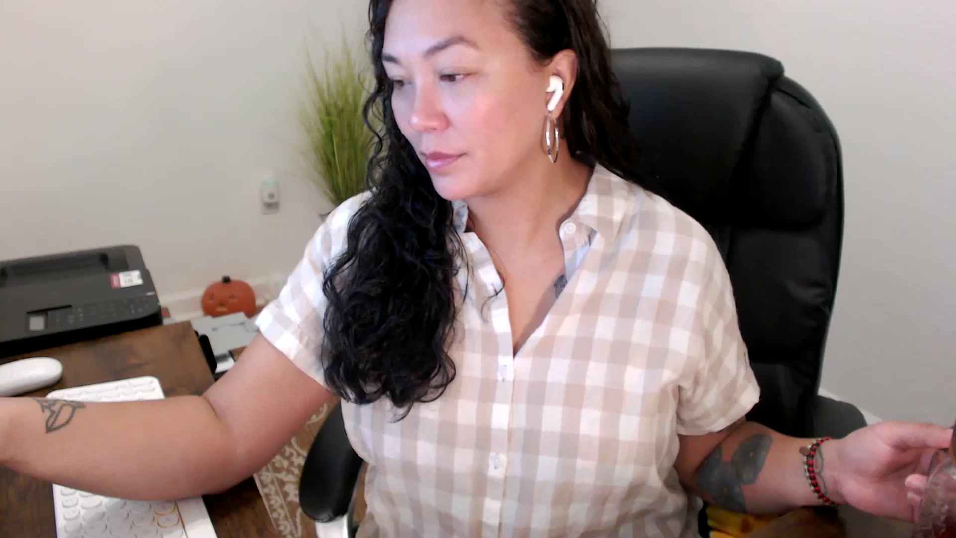 Gallery image thumbnail from MickaylaStar's myfreecams stream on, 10/31/2025, 14:45 image 2 of 20