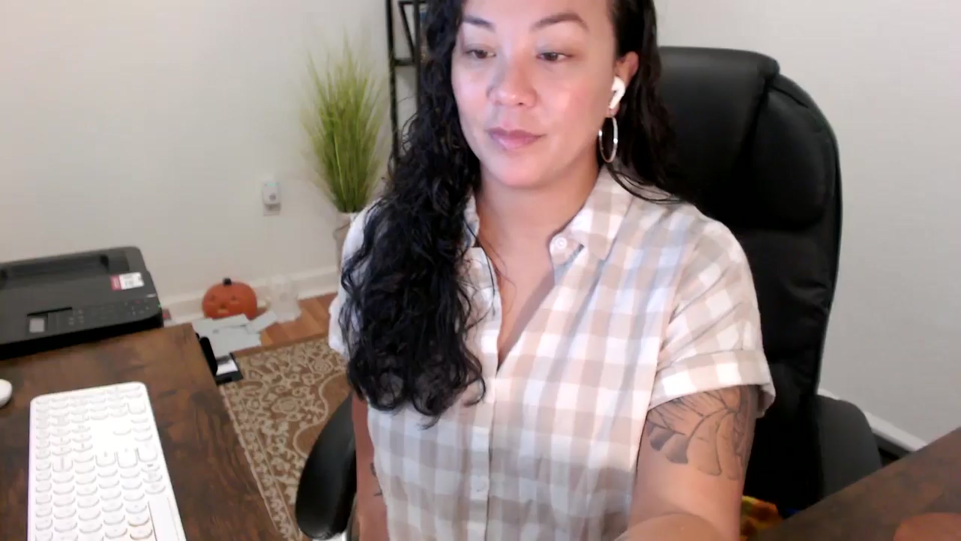 Gallery image thumbnail from MickaylaStar's myfreecams stream on, 10/31/2025, 15:17 image 18 of 20