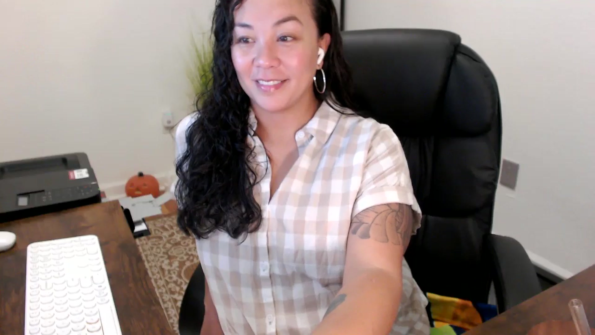 Gallery image thumbnail from MickaylaStar's myfreecams stream on, 10/31/2025, 15:17 image 3 of 20