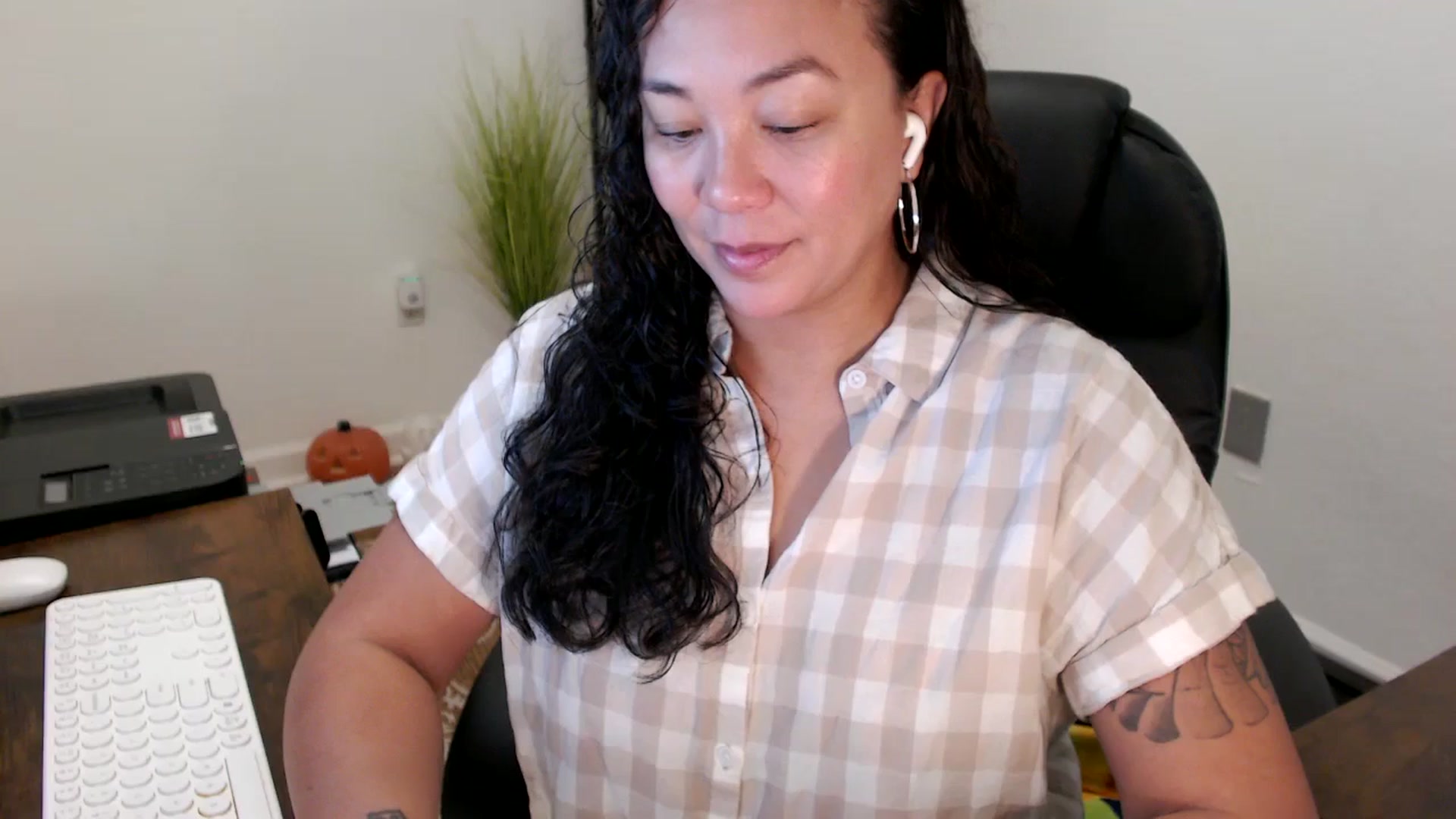 Gallery image thumbnail from MickaylaStar's myfreecams stream on, 10/31/2025, 15:17 image 9 of 20