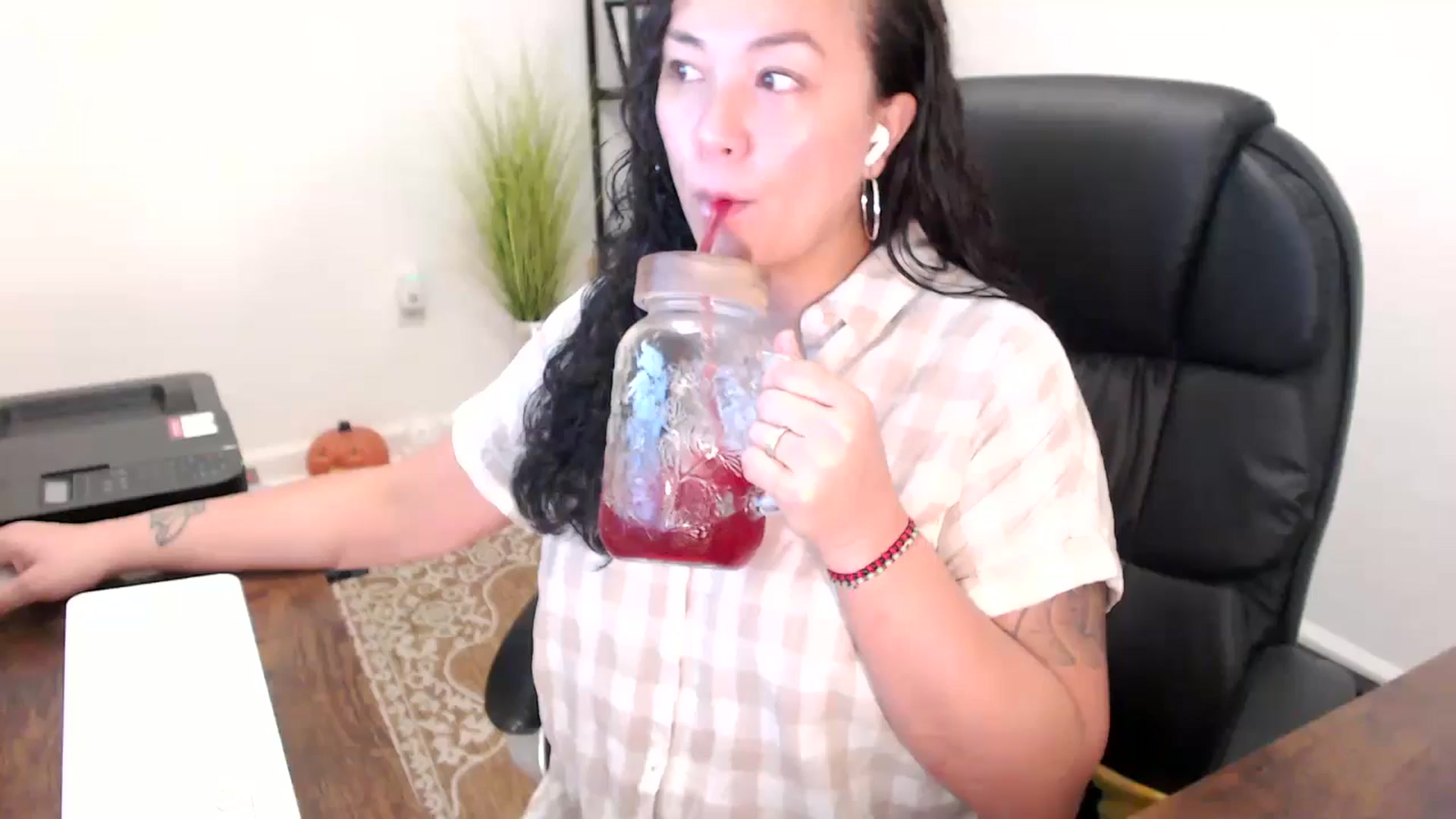 Gallery image thumbnail from MickaylaStar's myfreecams stream on, 10/31/2025, 15:17 image 1 of 20