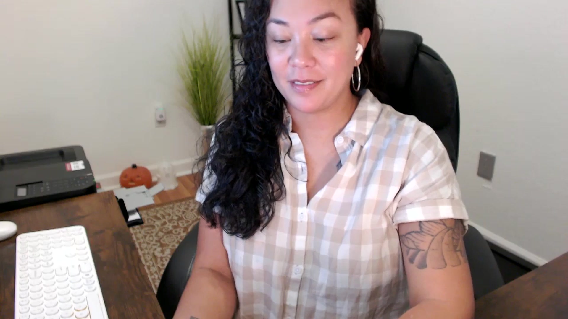 Gallery image thumbnail from MickaylaStar's myfreecams stream on, 10/31/2025, 16:30 image 15 of 20
