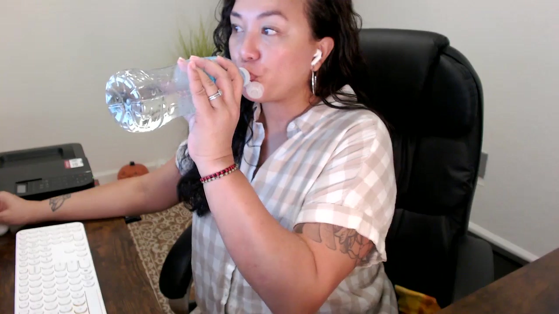 Gallery image thumbnail from MickaylaStar's myfreecams stream on, 10/31/2025, 16:30 image 11 of 20