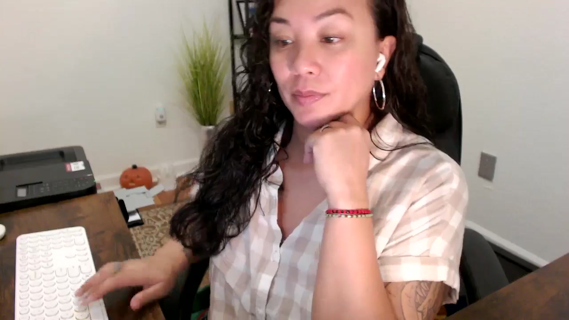 Gallery image thumbnail from MickaylaStar's myfreecams stream on, 10/31/2025, 16:30 image 20 of 20