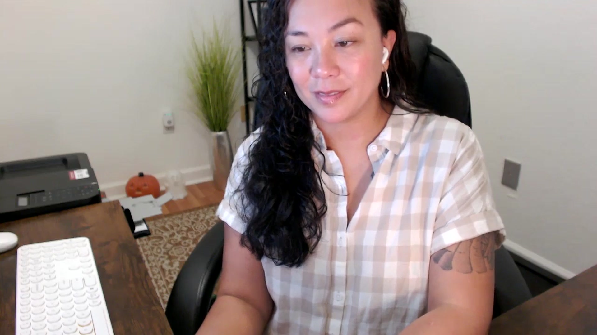 Gallery image thumbnail from MickaylaStar's myfreecams stream on, 10/31/2025, 16:30 image 13 of 20