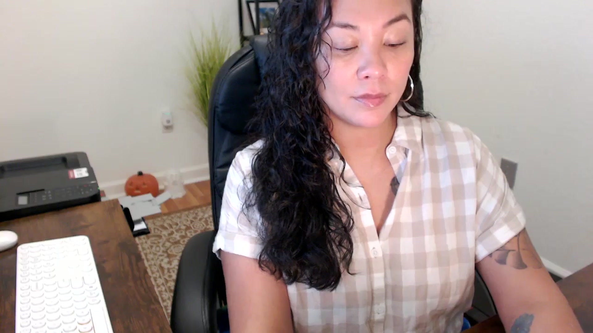 Gallery image thumbnail from MickaylaStar's myfreecams stream on, 10/31/2025, 16:30 image 14 of 20