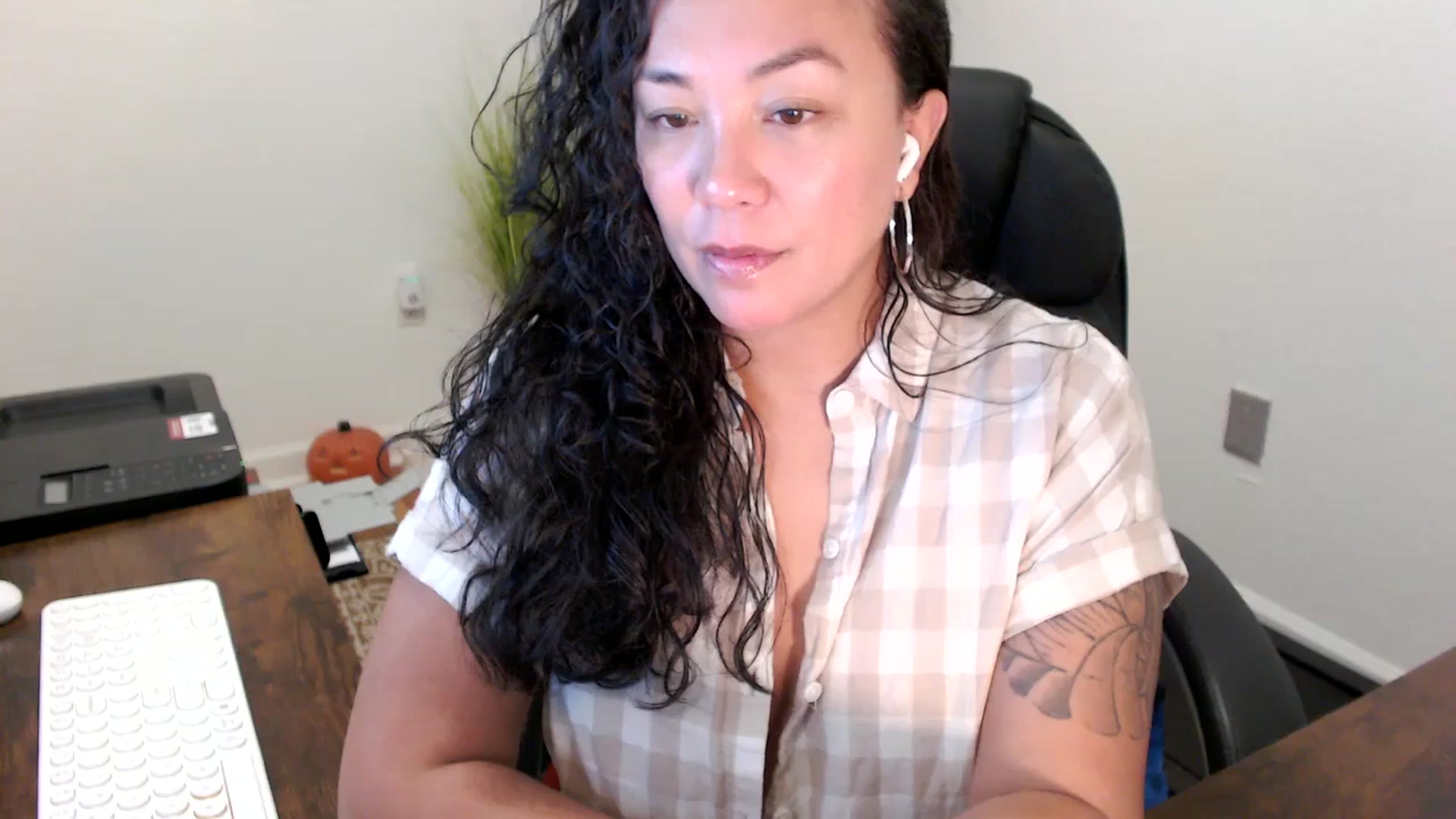Gallery image thumbnail from MickaylaStar's myfreecams stream on, 10/31/2025, 17:10 image 6 of 20