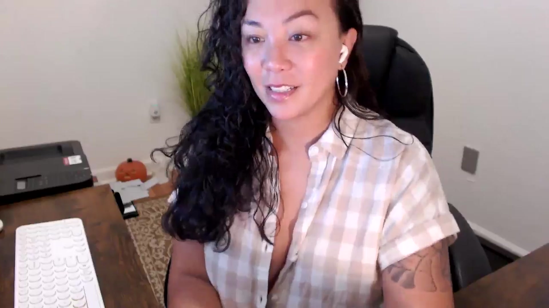 Gallery image thumbnail from MickaylaStar's myfreecams stream on, 10/31/2025, 17:10 image 9 of 20