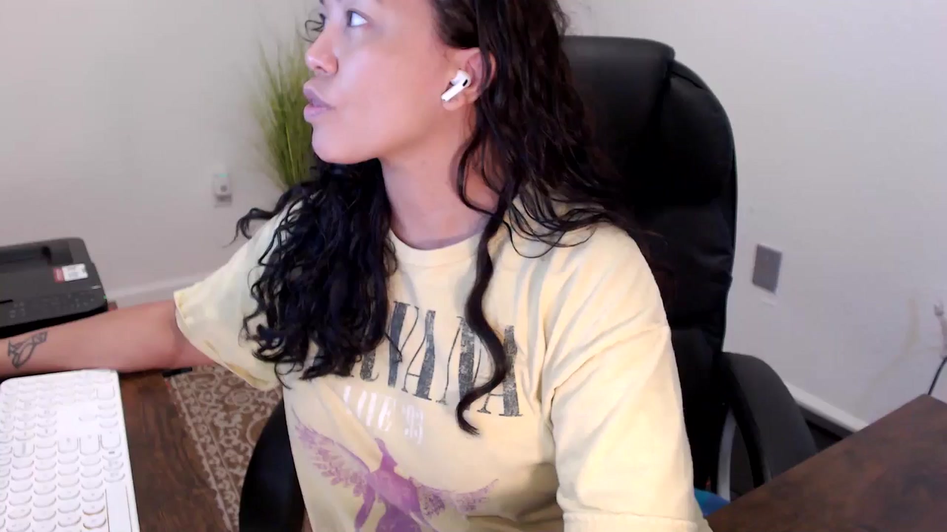 Gallery image thumbnail from MickaylaStar's myfreecams stream on, 11/05/2025, 17:15 image 12 of 20