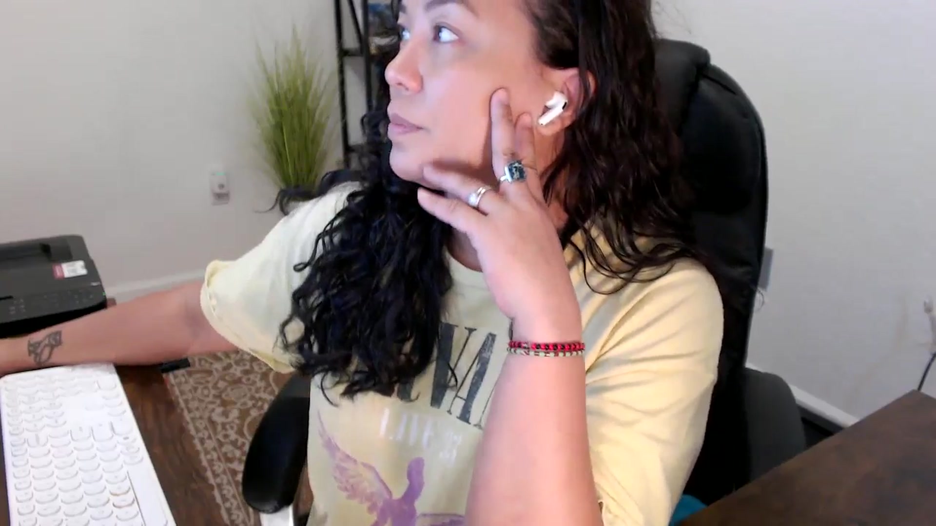 Gallery image thumbnail from MickaylaStar's myfreecams stream on, 11/05/2025, 17:15 image 14 of 20