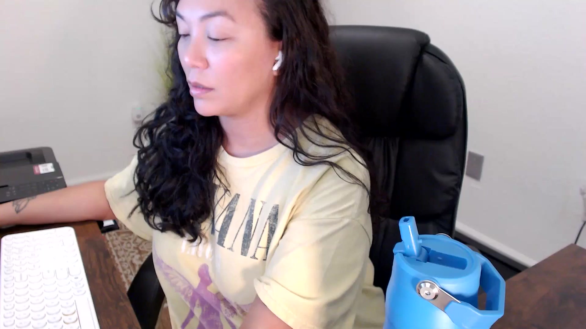 Gallery image thumbnail from MickaylaStar's myfreecams stream on, 11/05/2025, 21:06 image 1 of 20