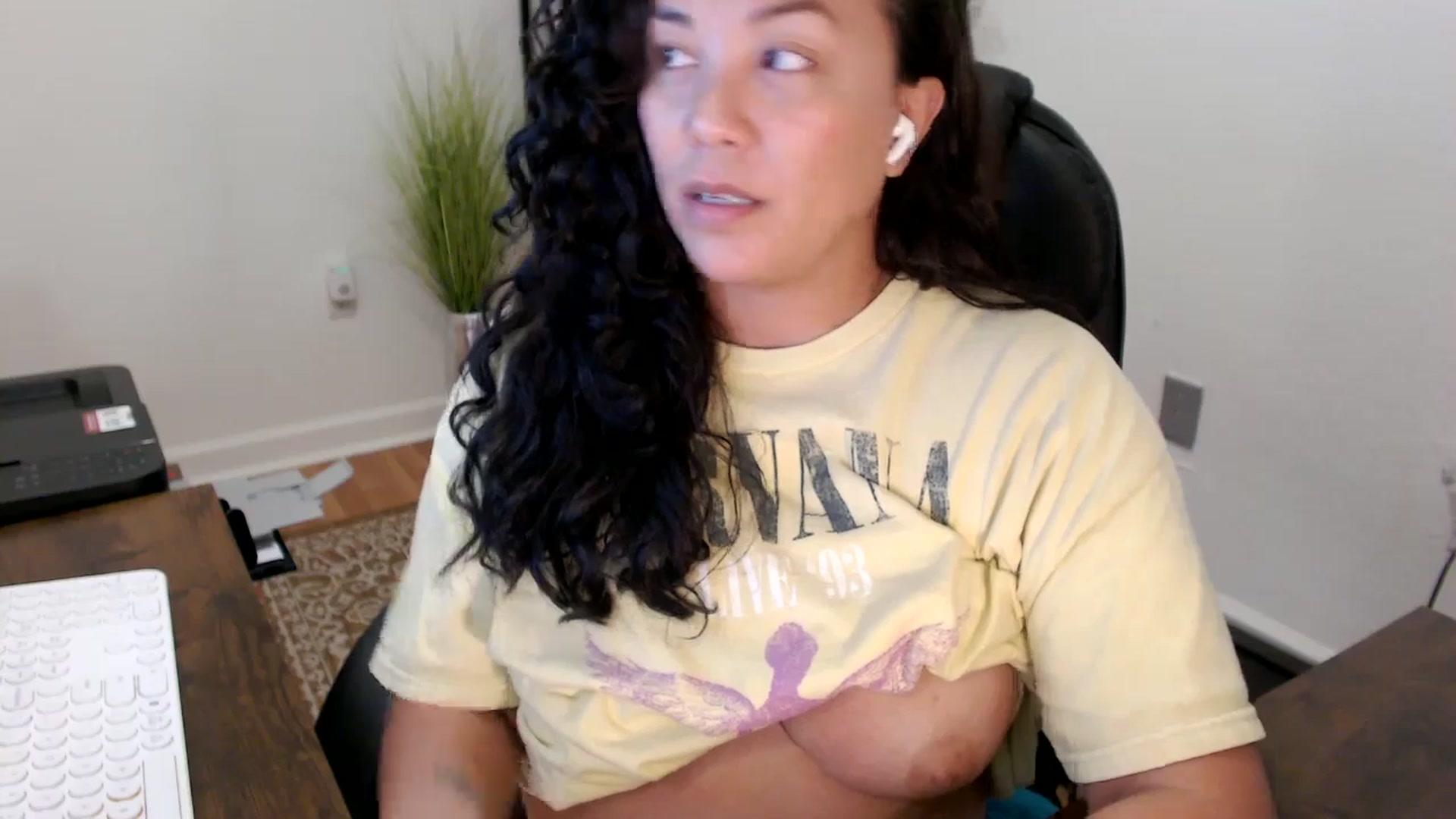 Gallery image thumbnail from MickaylaStar's myfreecams stream on, 11/05/2025, 22:14 image 11 of 20