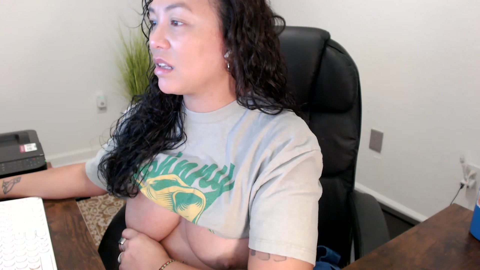 Gallery image thumbnail from MickaylaStar's myfreecams stream on, 11/10/2025, 17:23 image 7 of 20