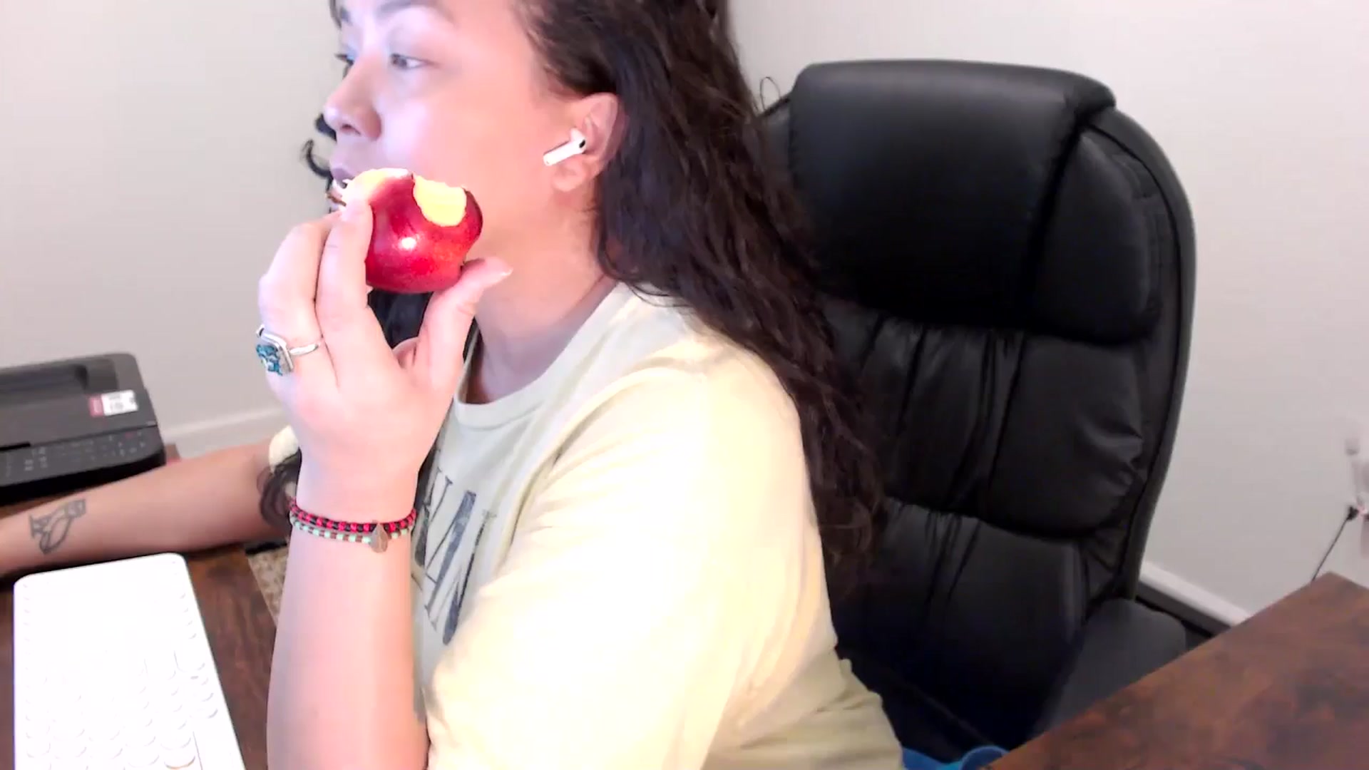 Gallery image thumbnail from MickaylaStar's myfreecams stream on, 11/12/2025, 17:52 image 1 of 20