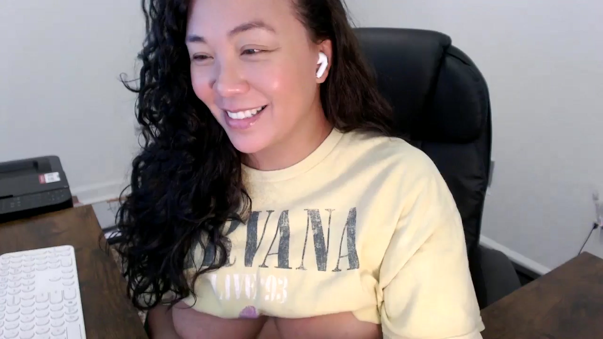 Gallery image thumbnail from MickaylaStar's myfreecams stream on, 11/12/2025, 20:51 image 14 of 20