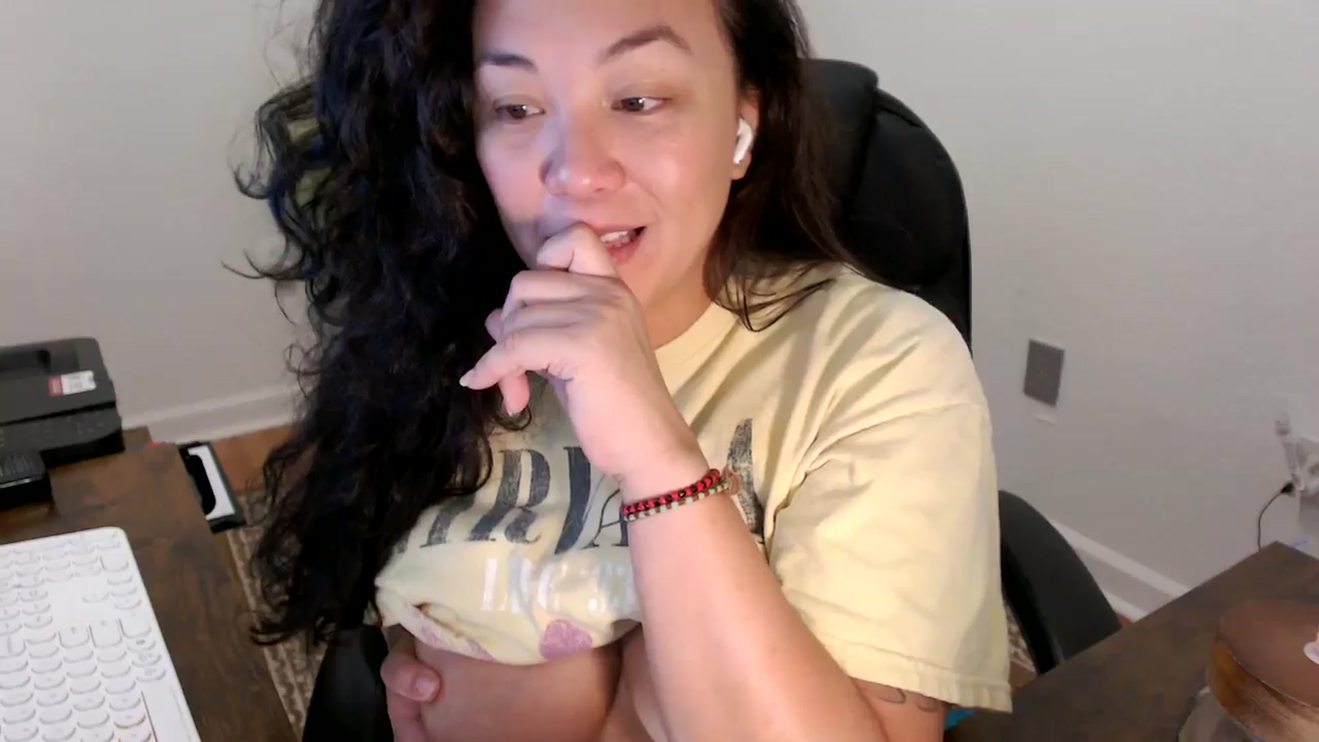 Gallery image thumbnail from MickaylaStar's myfreecams stream on, 12/05/2025, 17:45 image 12 of 20