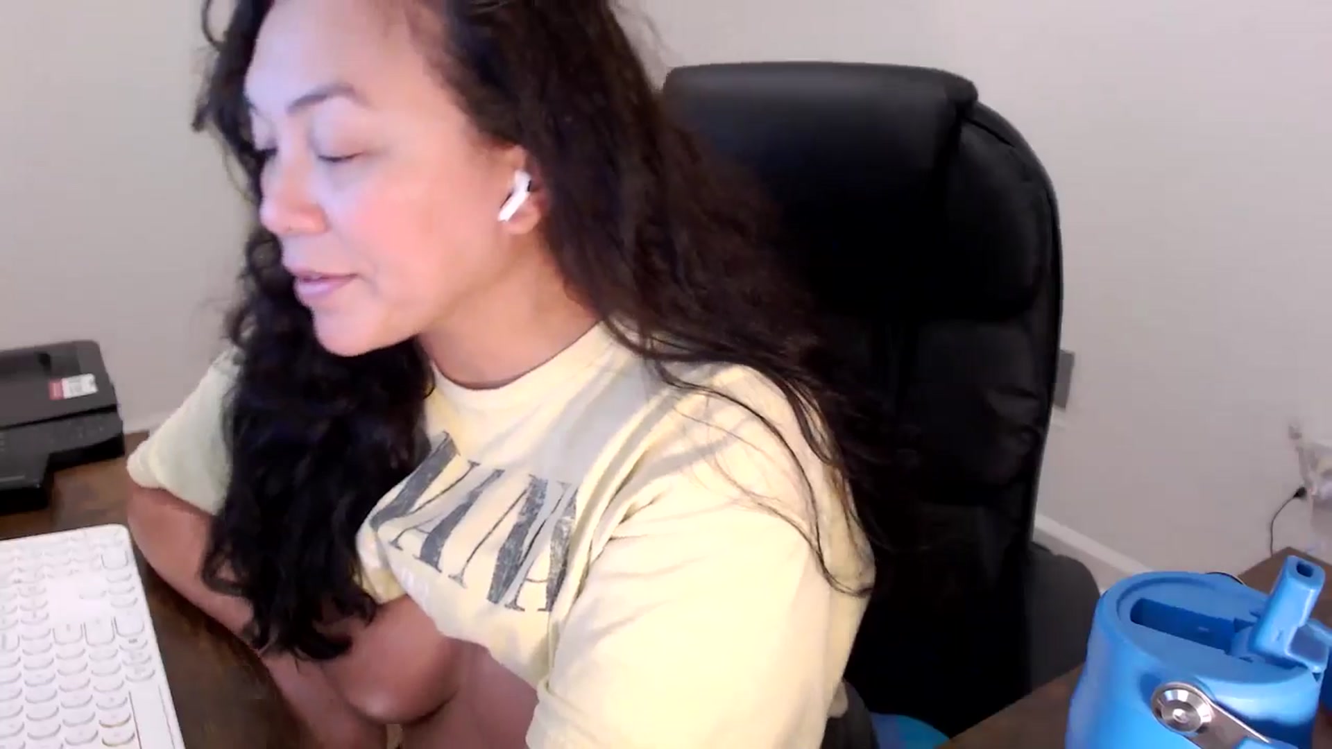 Gallery image thumbnail from MickaylaStar's myfreecams stream on, 12/05/2025, 21:10 image 15 of 20
