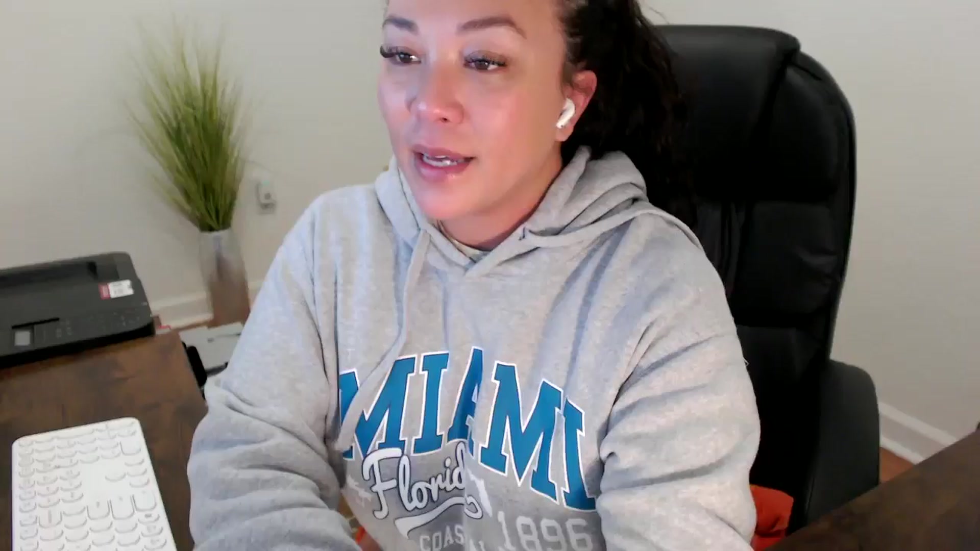 Gallery image thumbnail from MickaylaStar's myfreecams stream on, 02/02/2026, 19:42 image 16 of 20