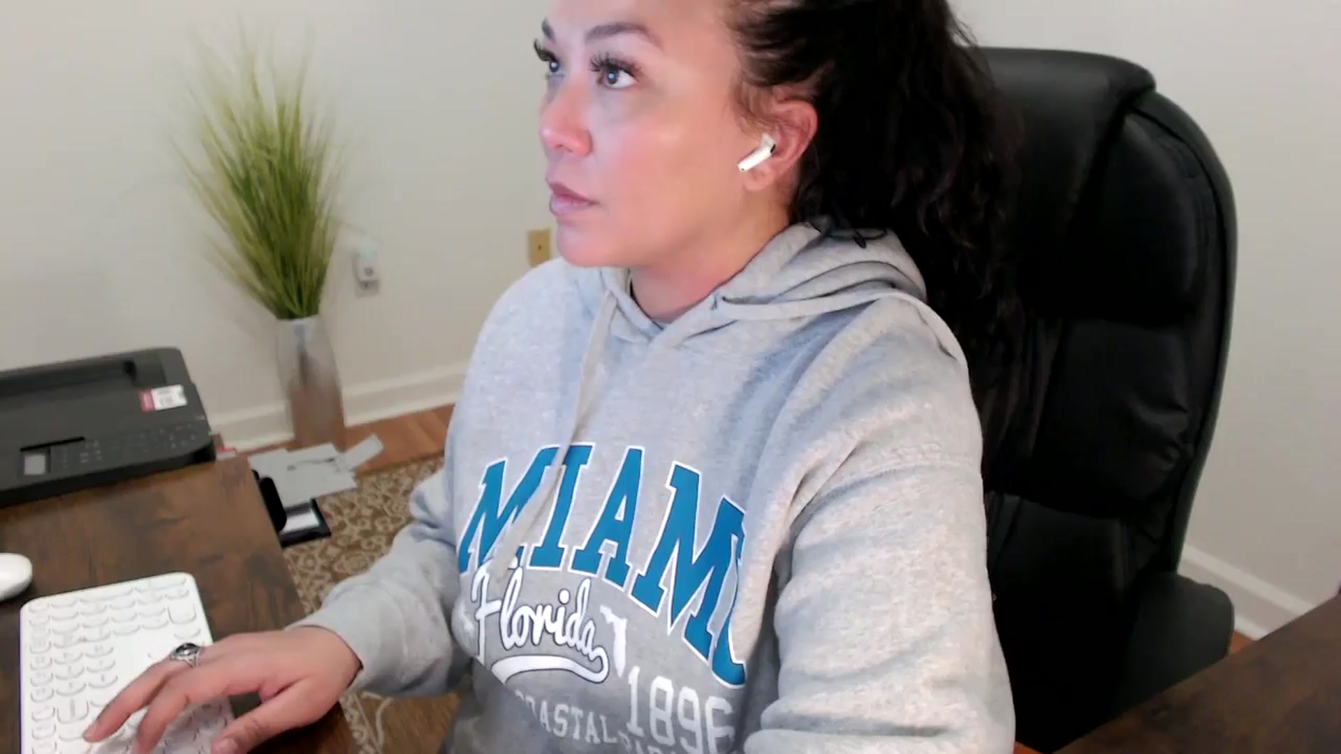Gallery image thumbnail from MickaylaStar's myfreecams stream on, 02/02/2026, 19:42 image 6 of 20