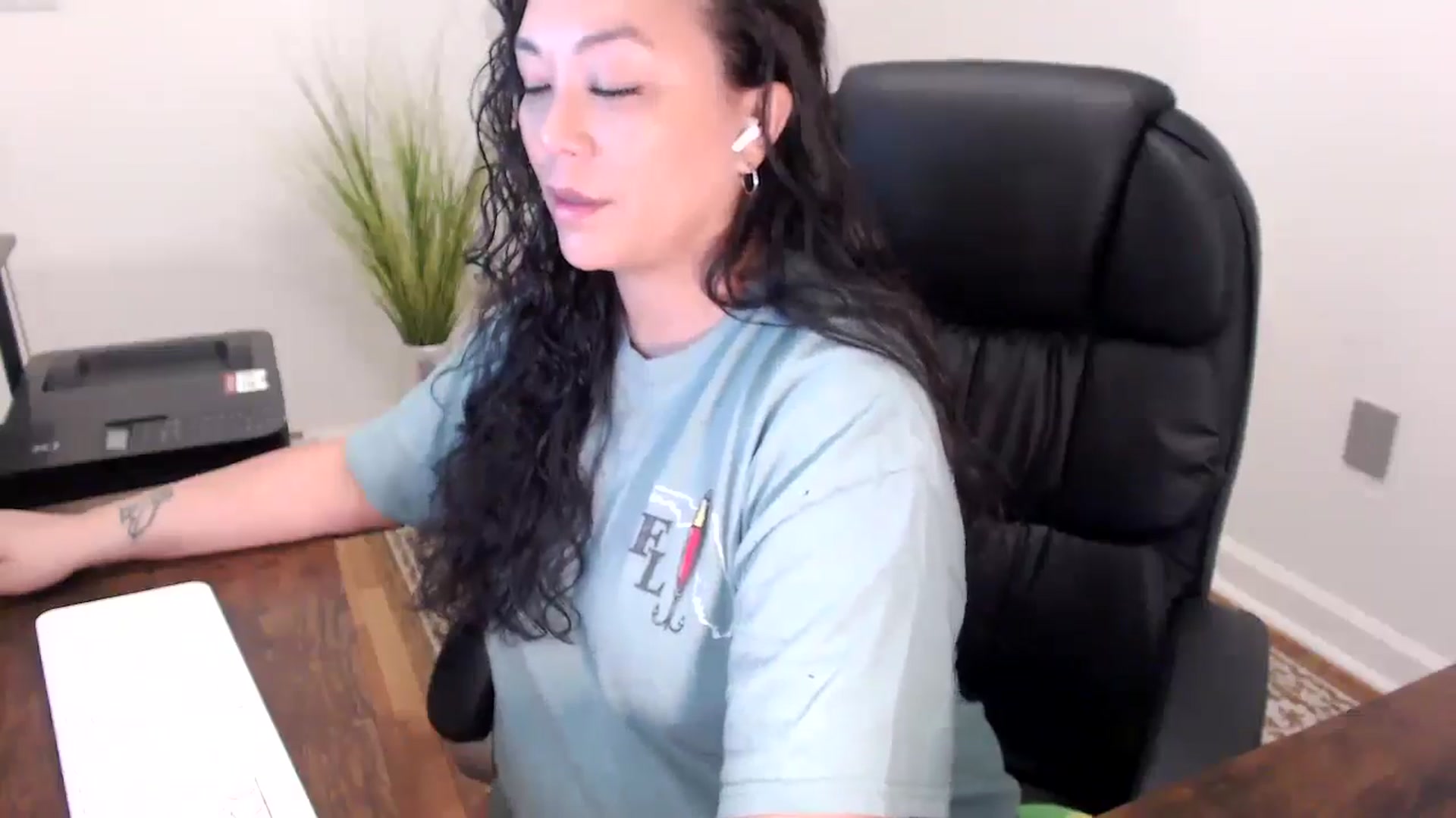 Gallery image thumbnail from MickaylaStar's myfreecams stream on, 04/01/2026, 16:41 image 6 of 20