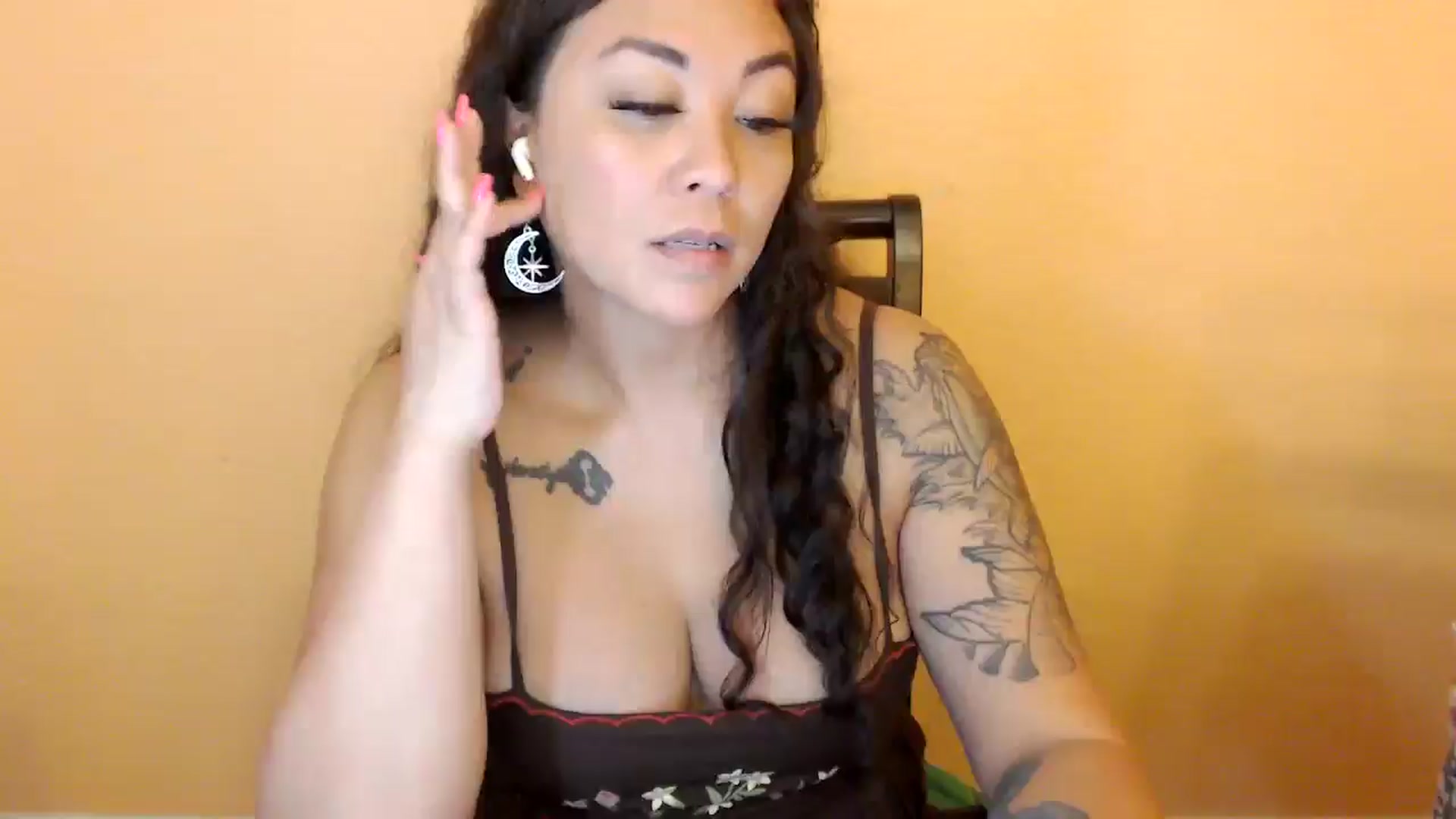 Gallery image thumbnail from MickaylaStar's myfreecams stream on, 04/20/2026, 19:16 image 15 of 20