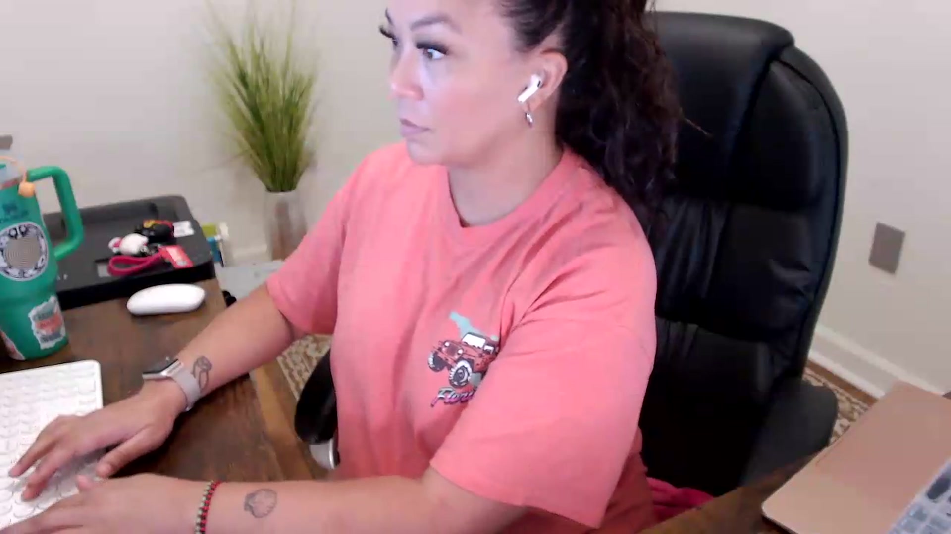 Gallery image thumbnail from MickaylaStar's myfreecams stream on, 05/26/2026, 16:16 image 16 of 20