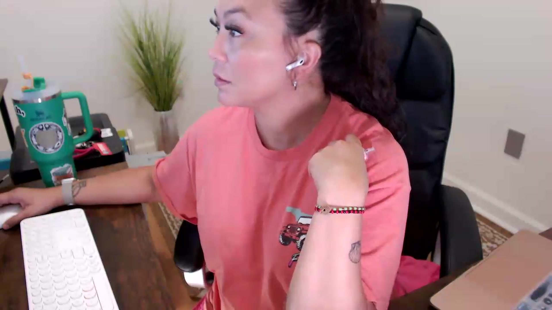 Gallery image thumbnail from MickaylaStar's myfreecams stream on, 05/26/2026, 18:40 image 10 of 20