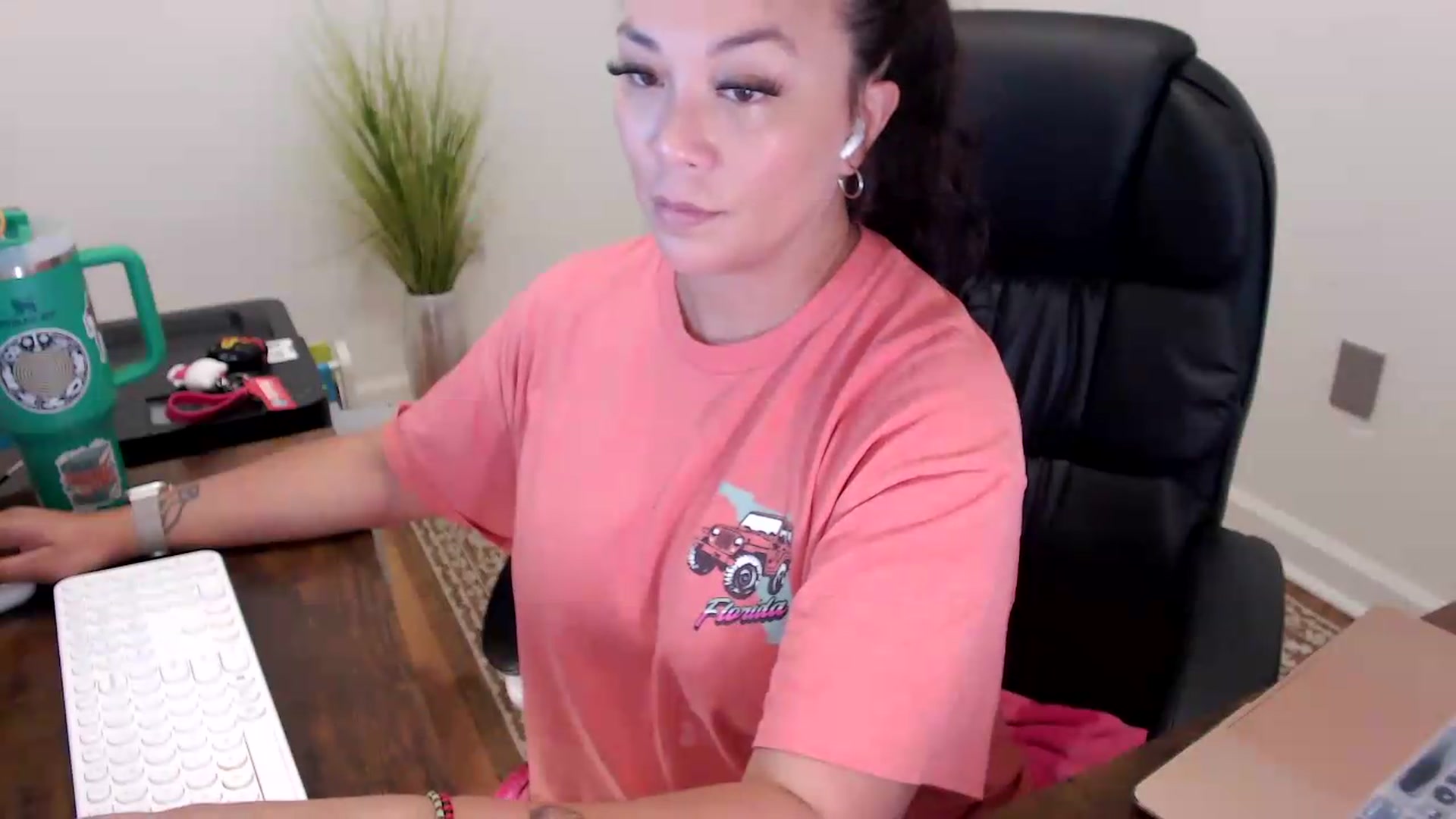 Gallery image thumbnail from MickaylaStar's myfreecams stream on, 05/26/2026, 18:40 image 19 of 20
