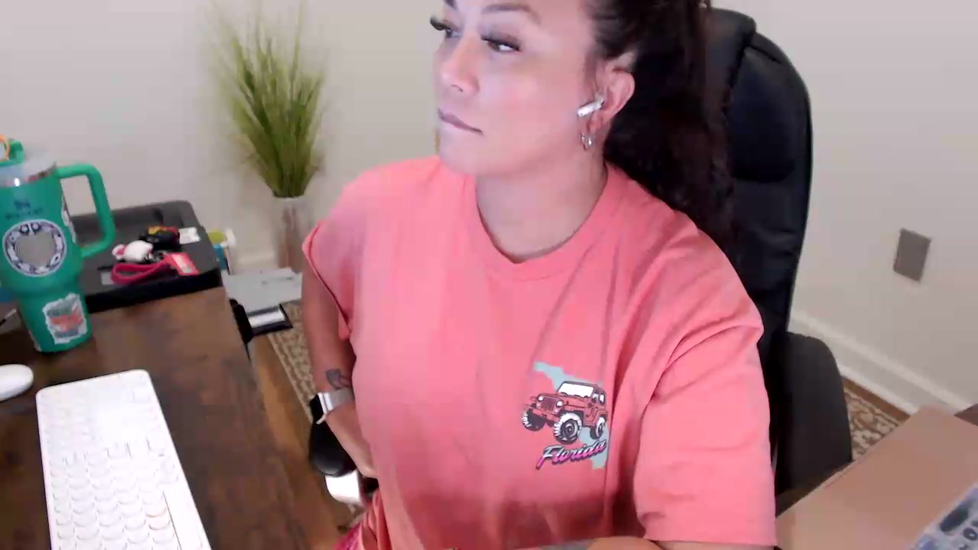 Gallery image thumbnail from MickaylaStar's myfreecams stream on, 05/26/2026, 18:40 image 7 of 20