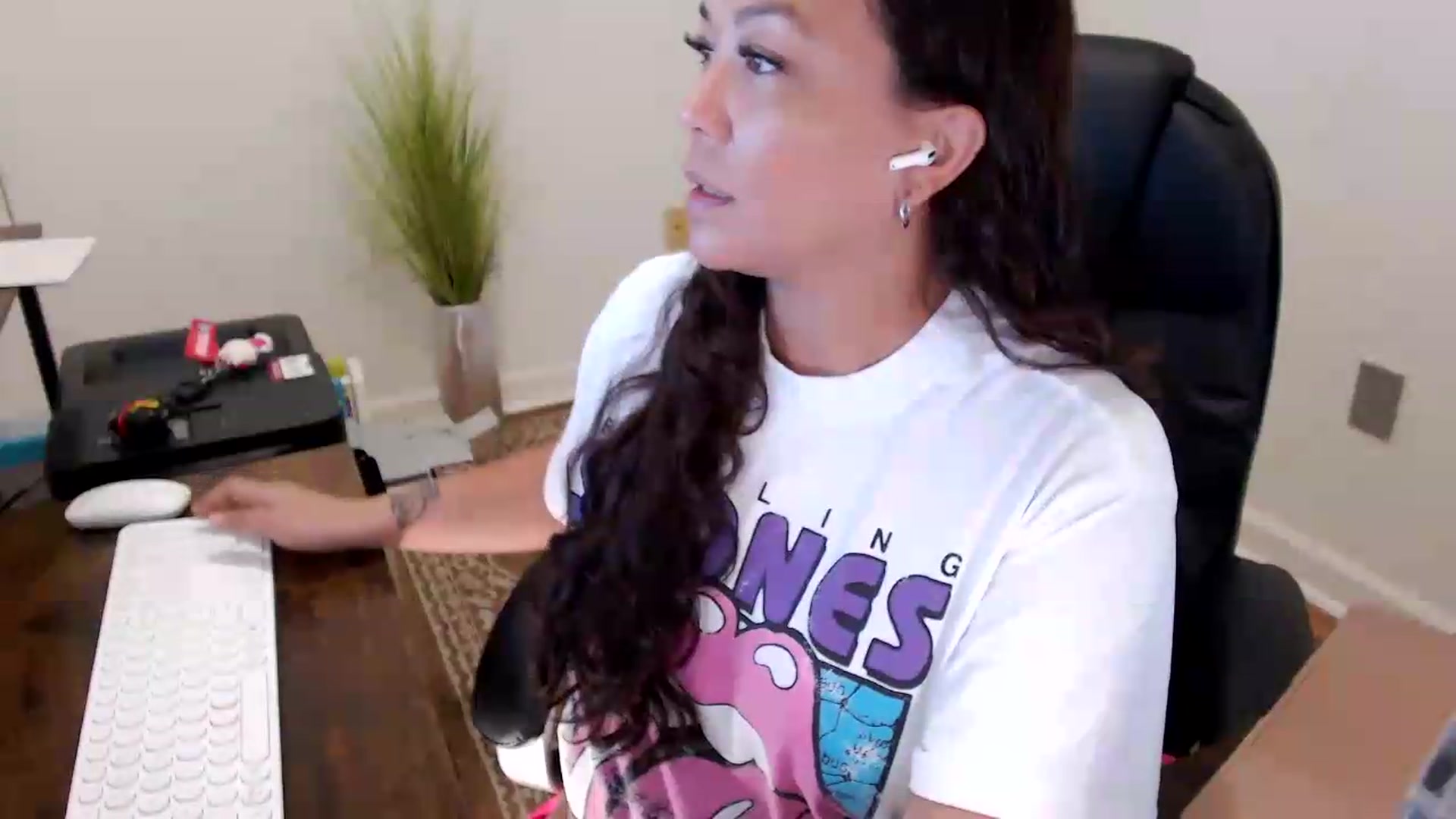 Gallery image thumbnail from MickaylaStar's myfreecams stream on, 05/27/2026, 15:51 image 17 of 20
