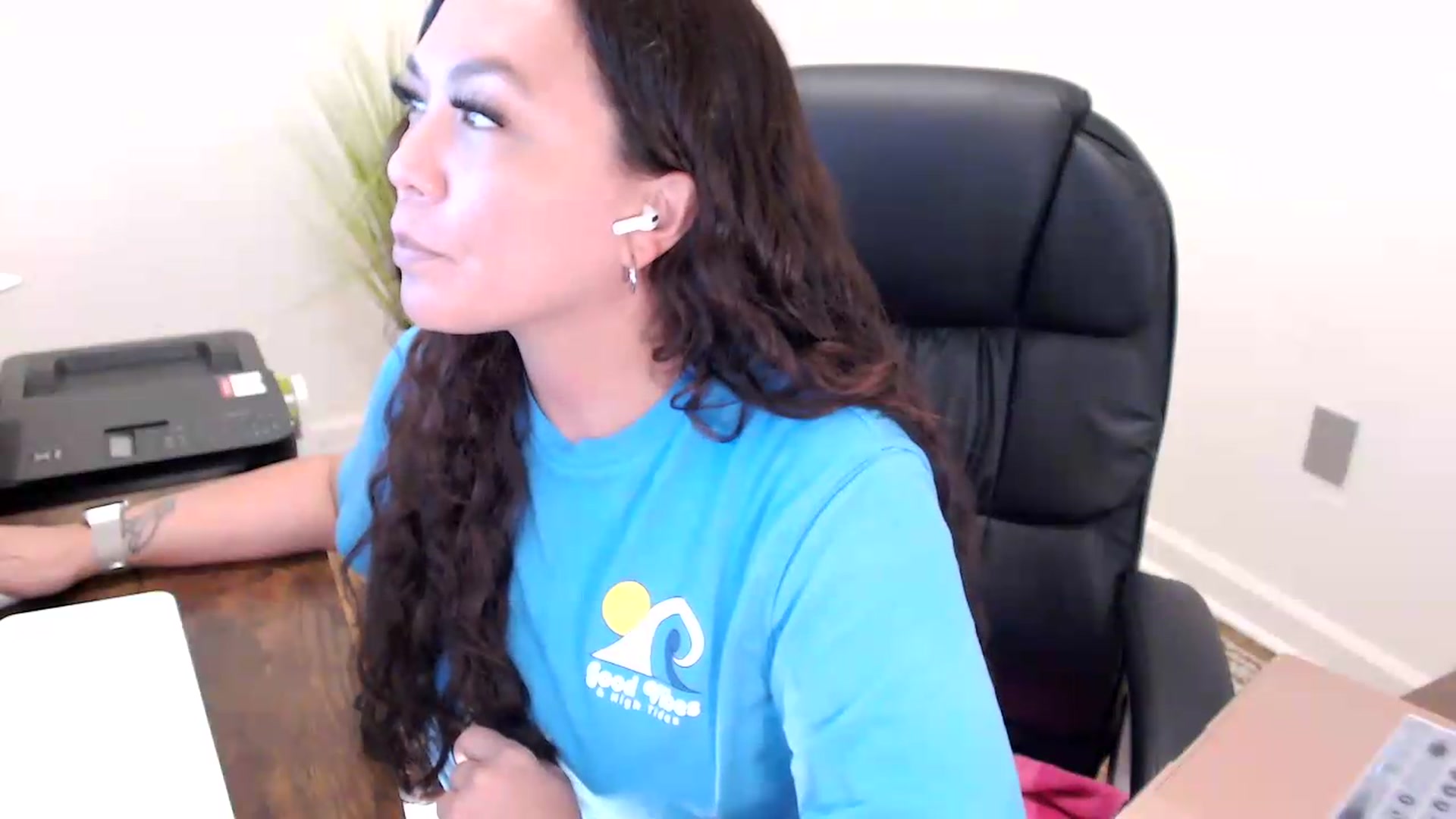 Gallery image thumbnail from MickaylaStar's myfreecams stream on, 05/28/2026, 17:55 image 19 of 20