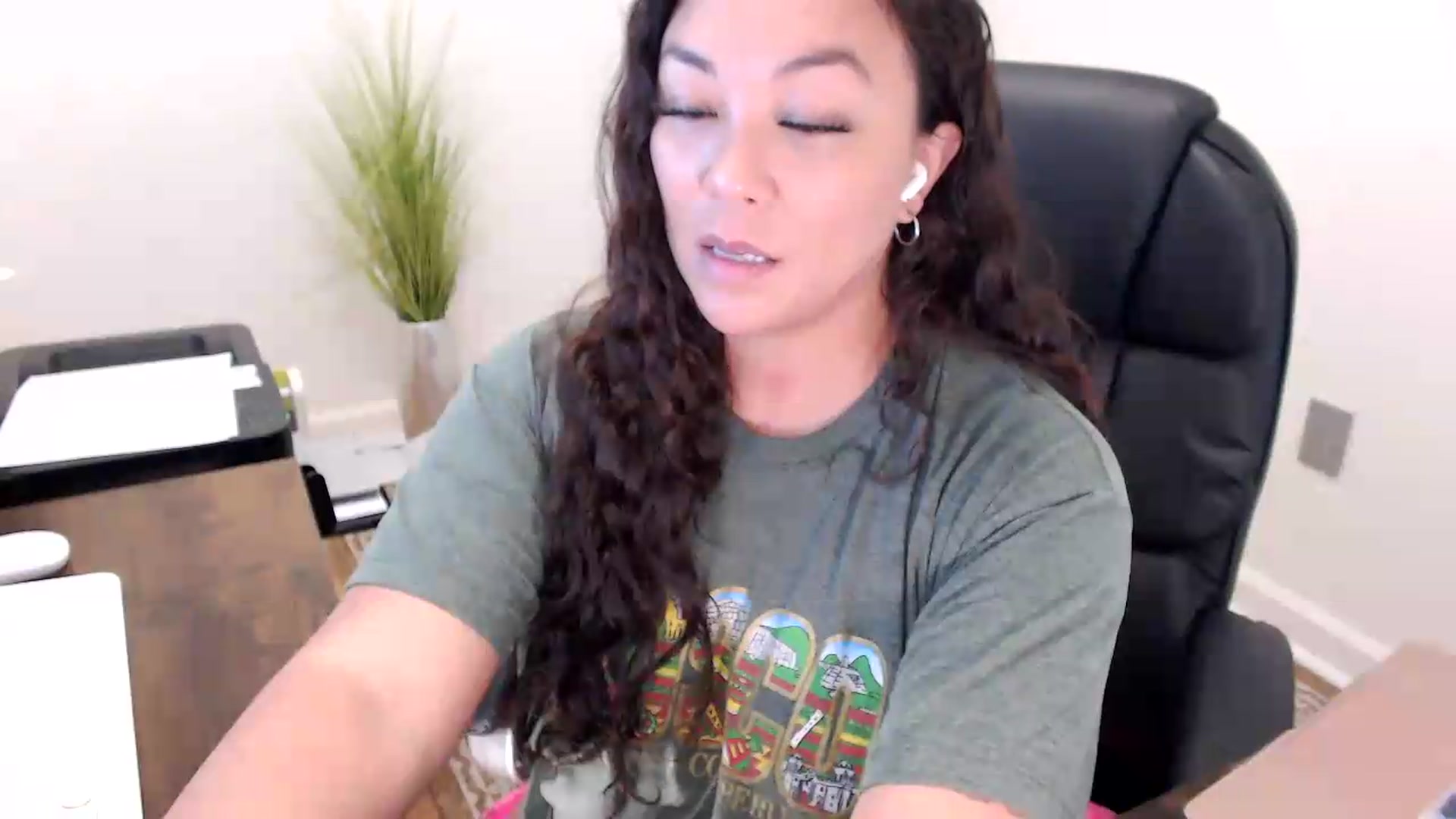 Gallery image thumbnail from MickaylaStar's myfreecams stream on, 05/29/2026, 16:18 image 14 of 20
