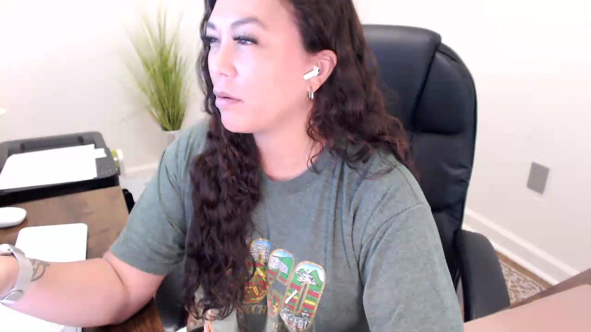 Gallery image thumbnail from MickaylaStar's myfreecams stream on, 05/29/2026, 17:33 image 19 of 20
