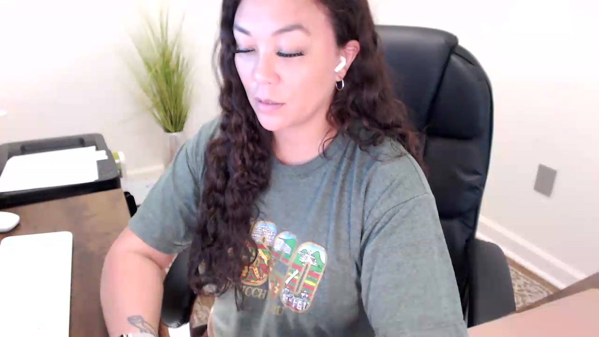 Gallery image thumbnail from MickaylaStar's myfreecams stream on, 05/29/2026, 17:33 image 17 of 20