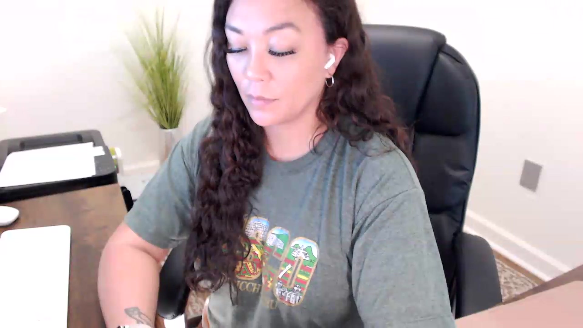 Gallery image thumbnail from MickaylaStar's myfreecams stream on, 05/29/2026, 17:33 image 16 of 20