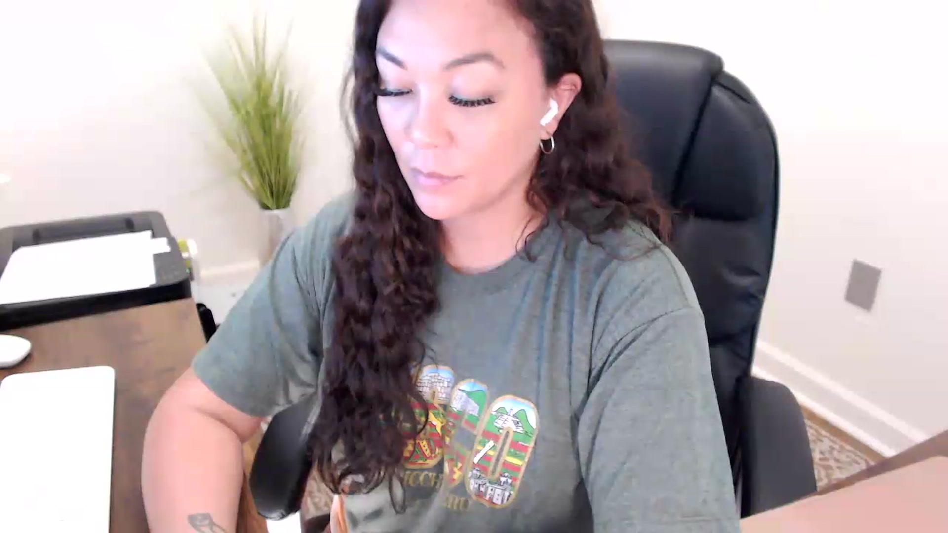 Gallery image thumbnail from MickaylaStar's myfreecams stream on, 05/29/2026, 17:33 image 15 of 20