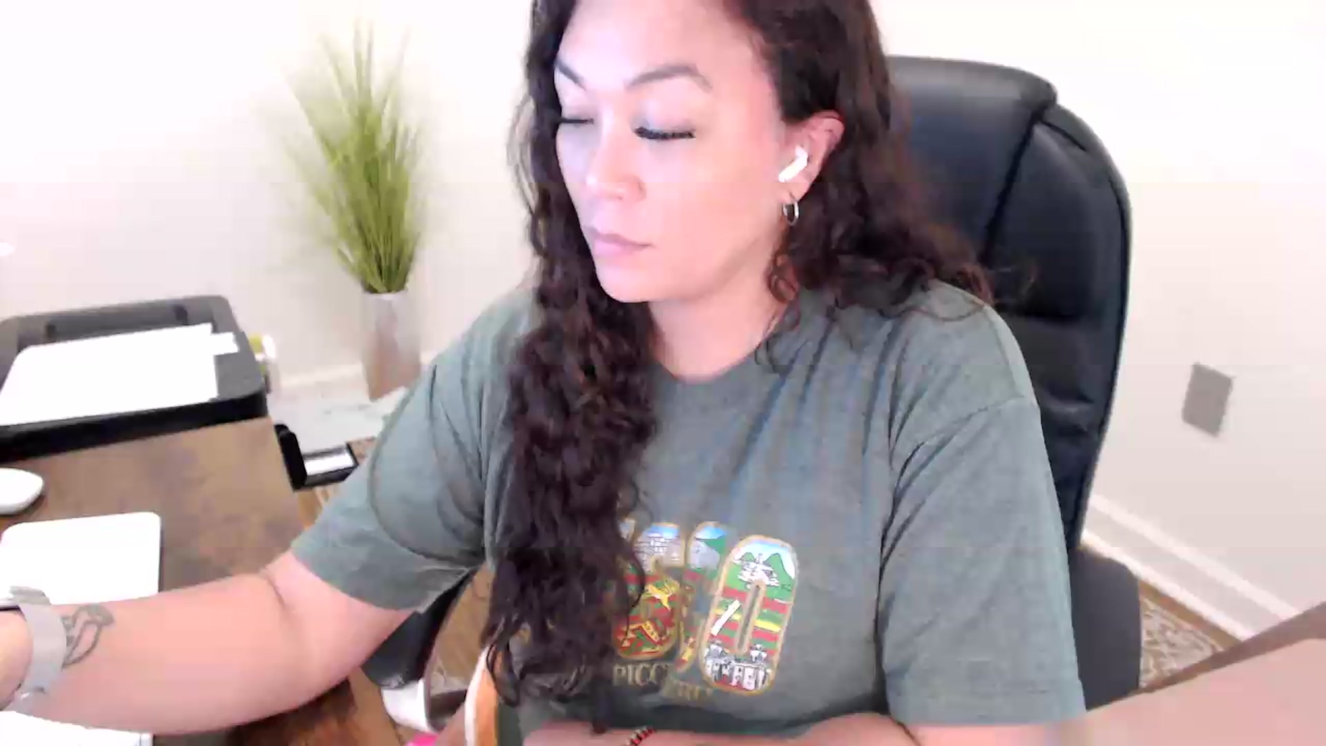 Gallery image thumbnail from MickaylaStar's myfreecams stream on, 05/29/2026, 17:33 image 1 of 20