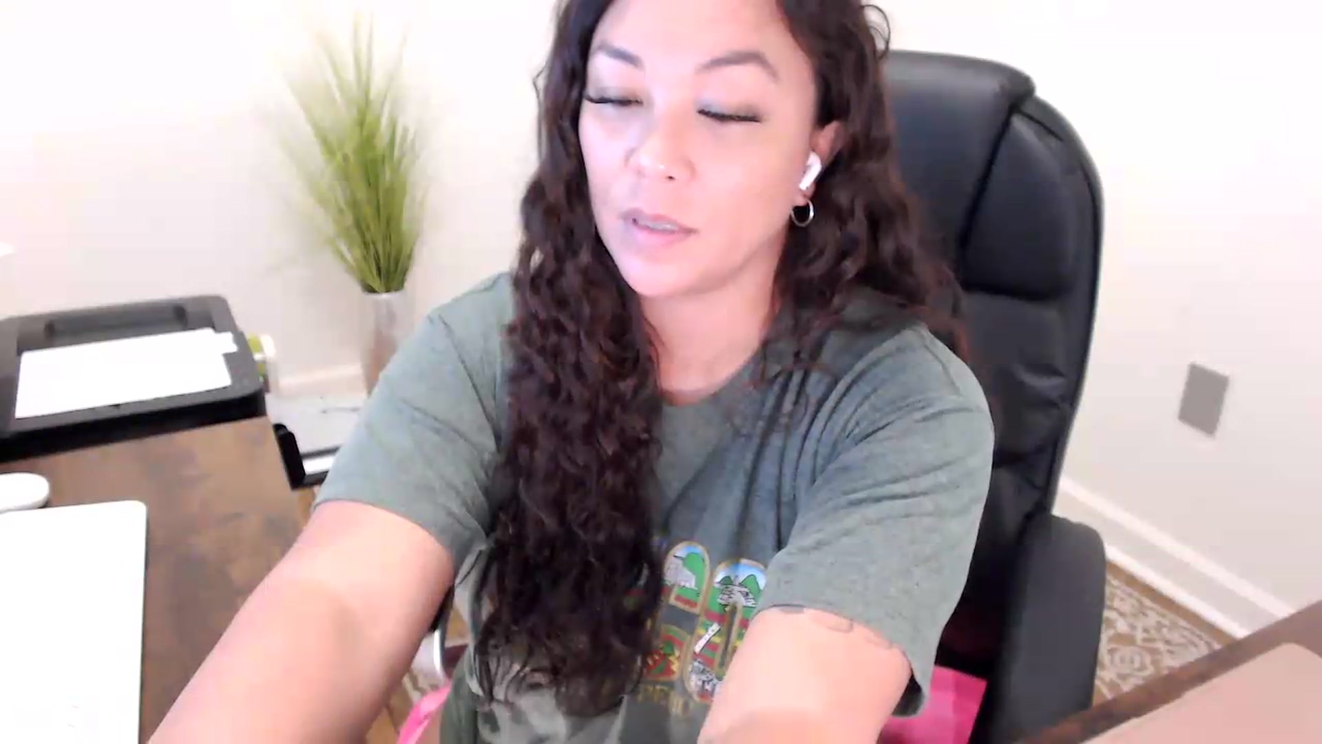 Gallery image thumbnail from MickaylaStar's myfreecams stream on, 05/29/2026, 18:26 image 18 of 20