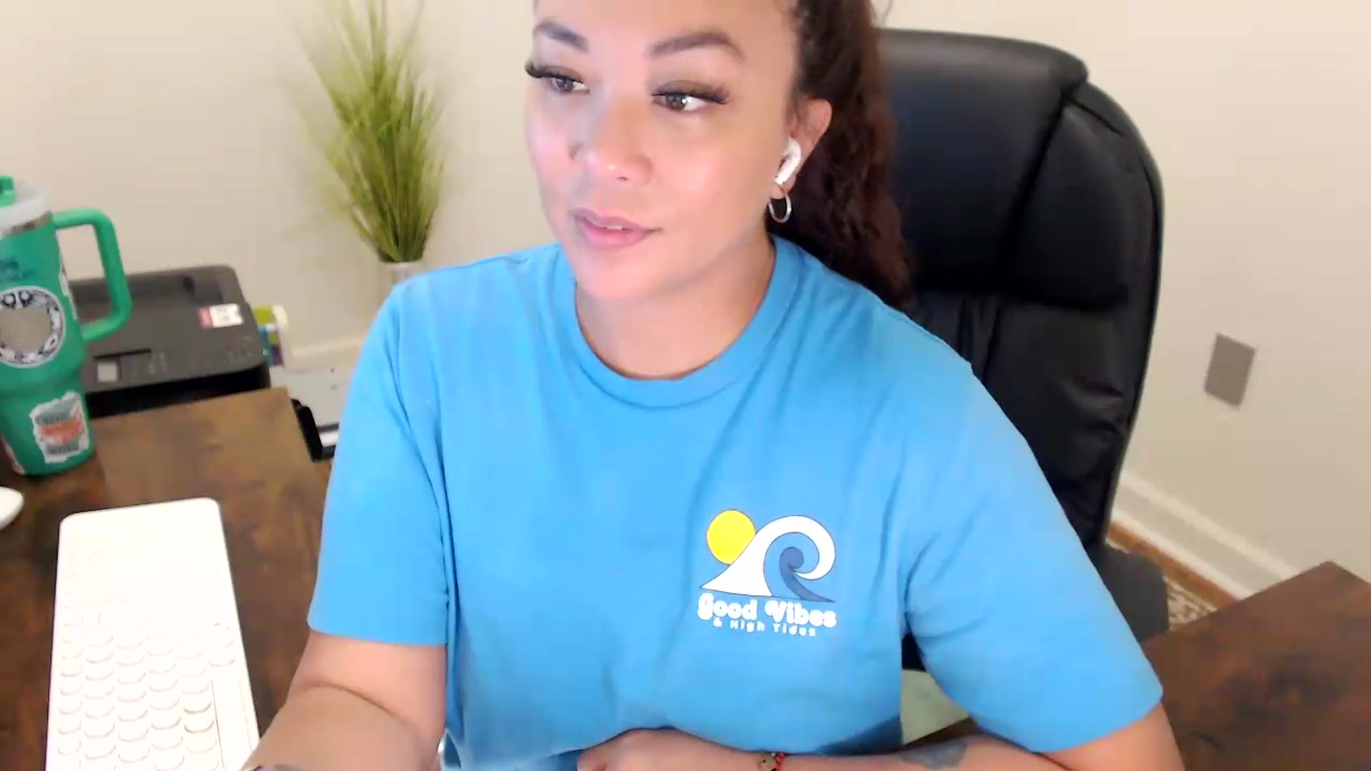 Gallery image thumbnail from MickaylaStar's myfreecams stream on, 06/01/2026, 16:01 image 13 of 20