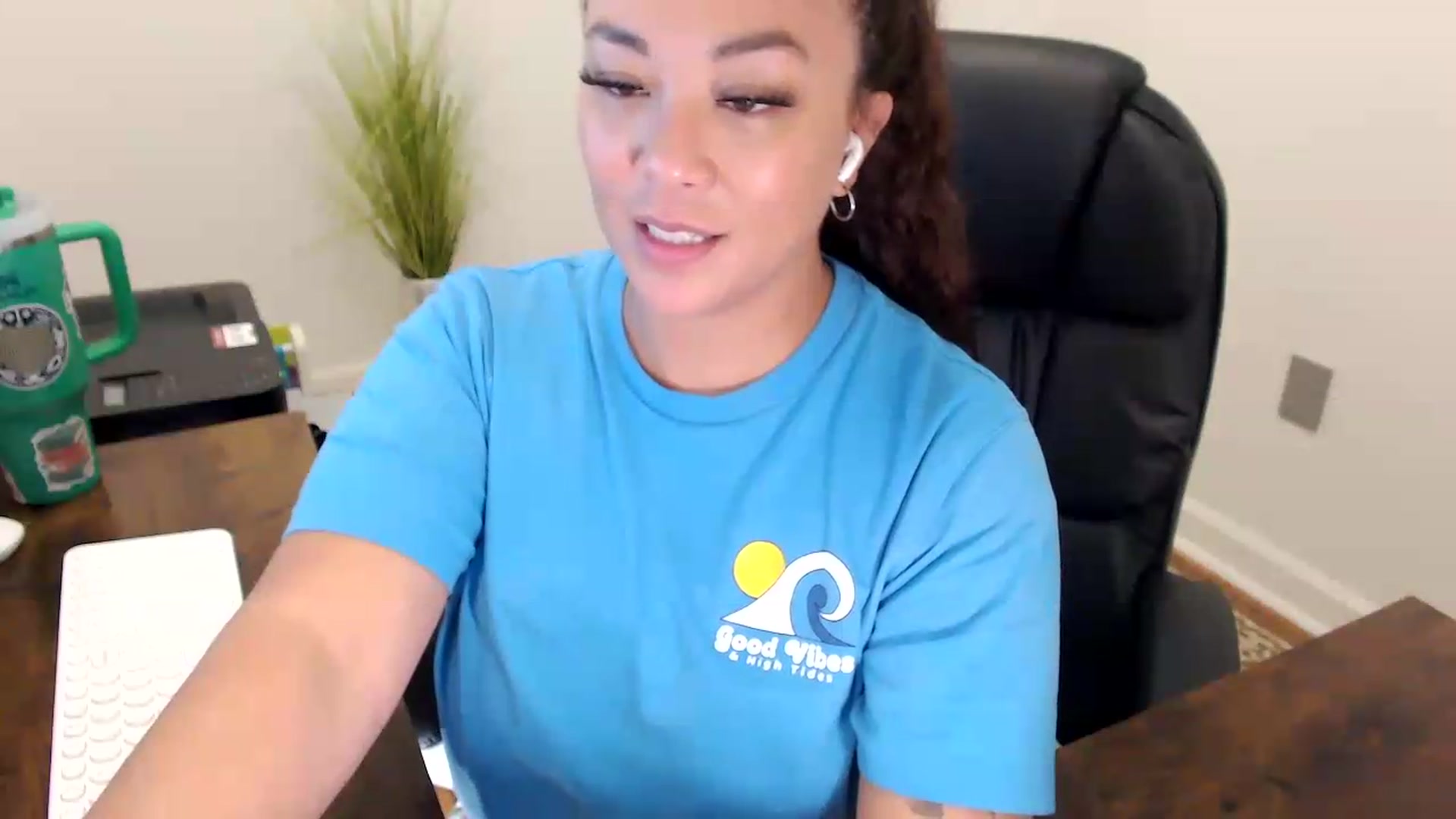 Gallery image thumbnail from MickaylaStar's myfreecams stream on, 06/01/2026, 16:01 image 10 of 20