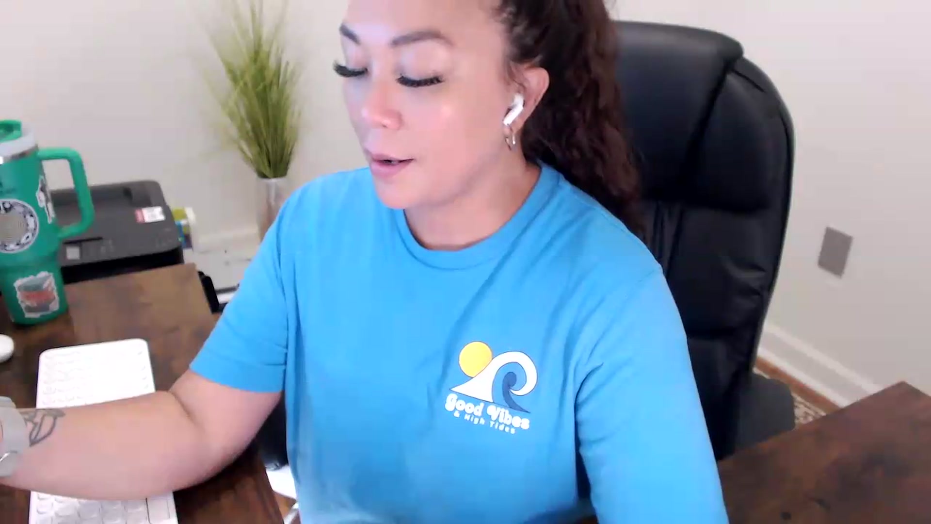 Gallery image thumbnail from MickaylaStar's myfreecams stream on, 06/01/2026, 16:01 image 17 of 20