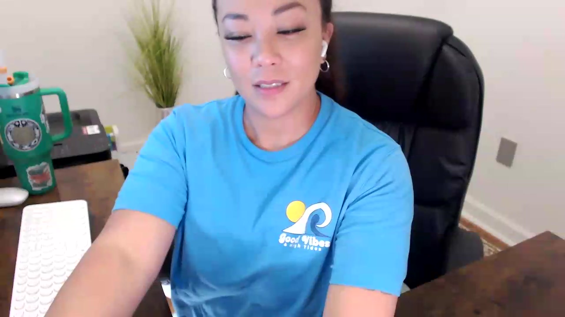 Gallery image thumbnail from MickaylaStar's myfreecams stream on, 06/01/2026, 16:01 image 7 of 20