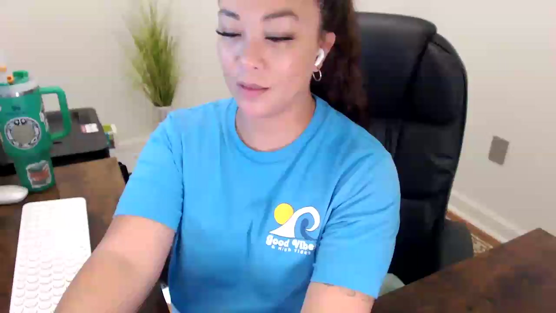 Gallery image thumbnail from MickaylaStar's myfreecams stream on, 06/01/2026, 16:01 image 6 of 20
