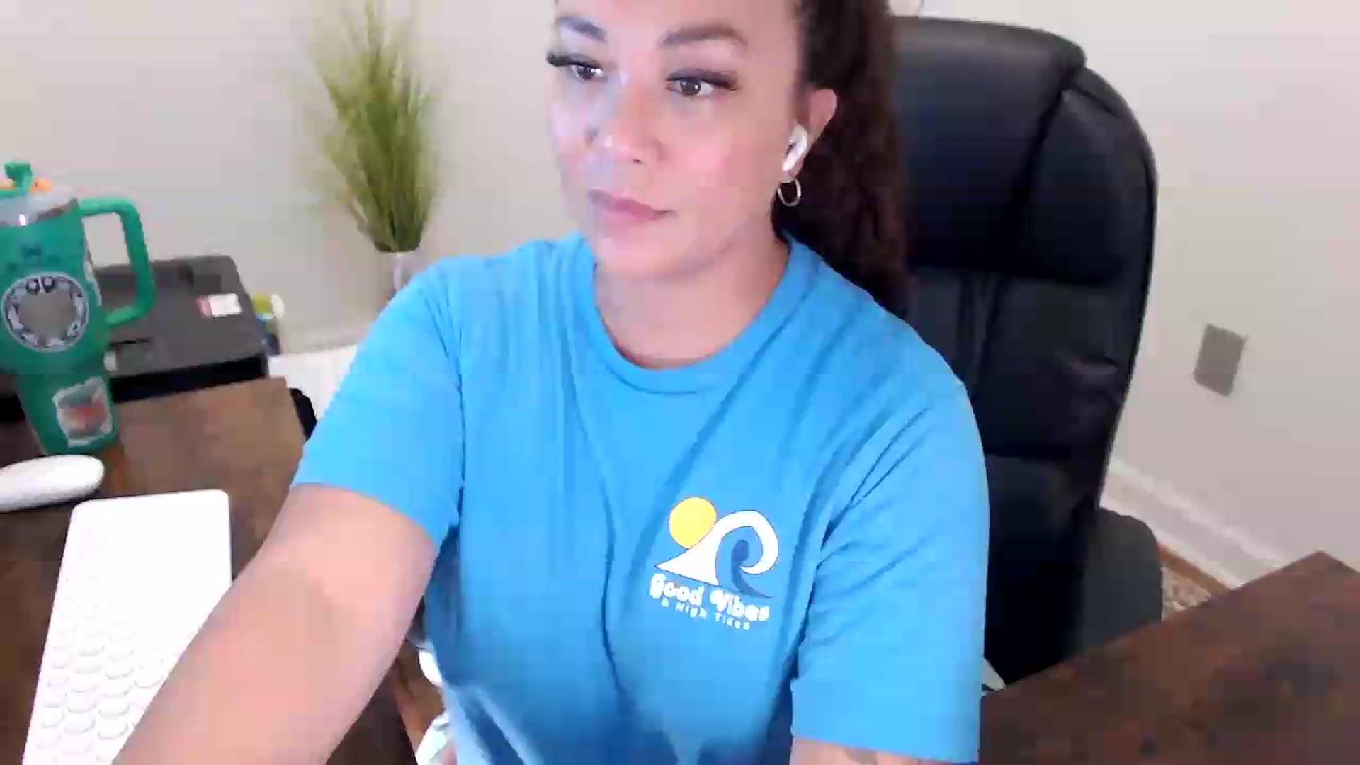 Gallery image thumbnail from MickaylaStar's myfreecams stream on, 06/01/2026, 17:27 image 4 of 20