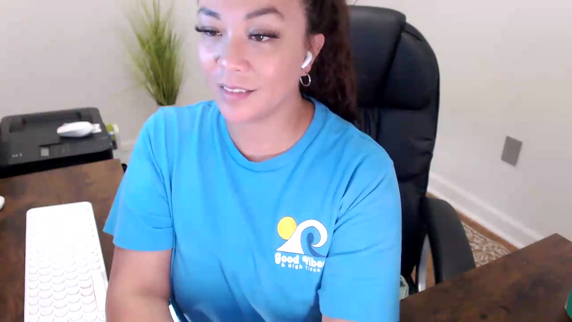 Gallery image thumbnail from MickaylaStar's myfreecams stream on, 06/01/2026, 18:52 image 17 of 20
