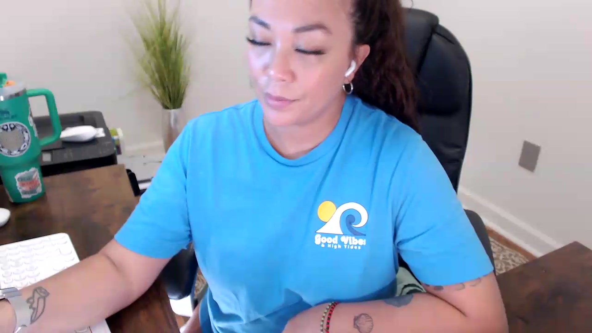Gallery image thumbnail from MickaylaStar's myfreecams stream on, 06/01/2026, 18:52 image 6 of 20