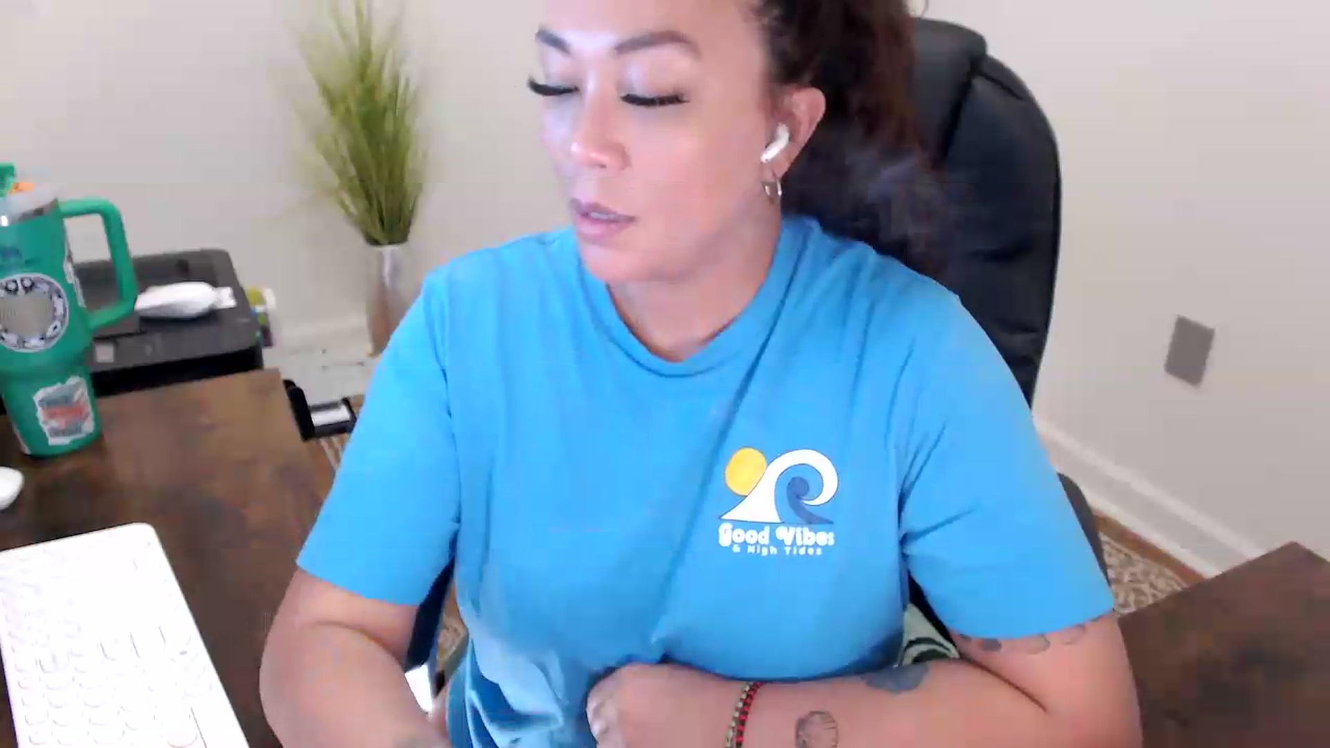 Gallery image thumbnail from MickaylaStar's myfreecams stream on, 06/01/2026, 18:52 image 5 of 20