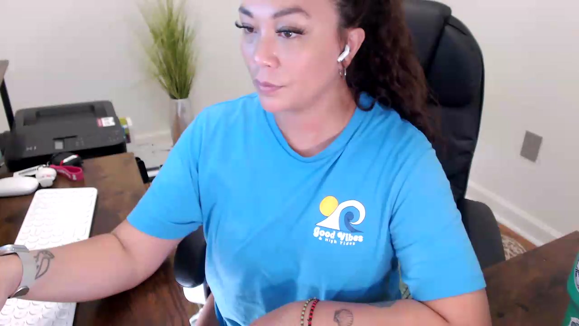 Gallery image thumbnail from MickaylaStar's myfreecams stream on, 06/01/2026, 19:34 image 4 of 20