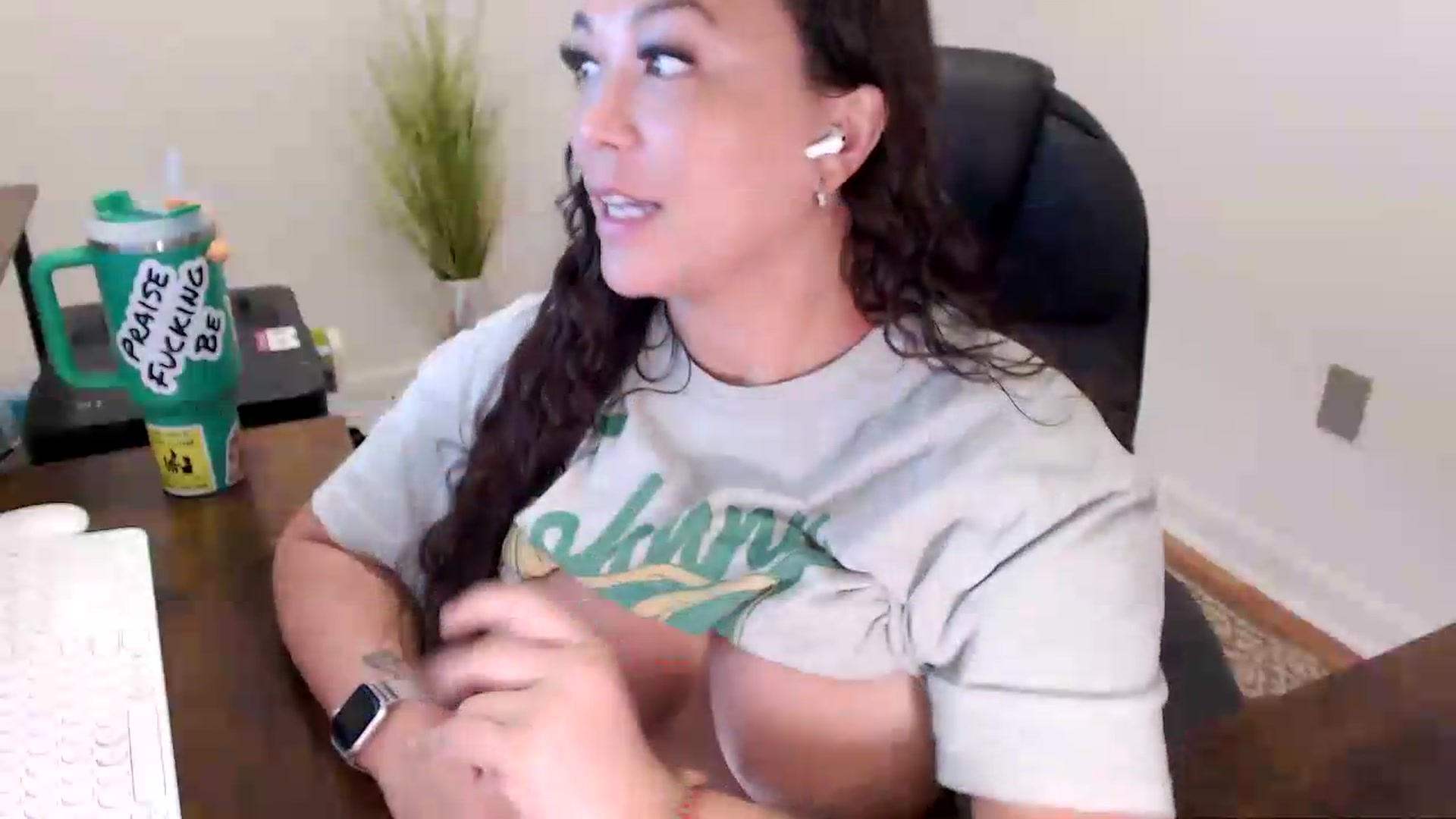 Gallery image thumbnail from MickaylaStar's myfreecams stream on, 06/02/2026, 15:07 image 18 of 20