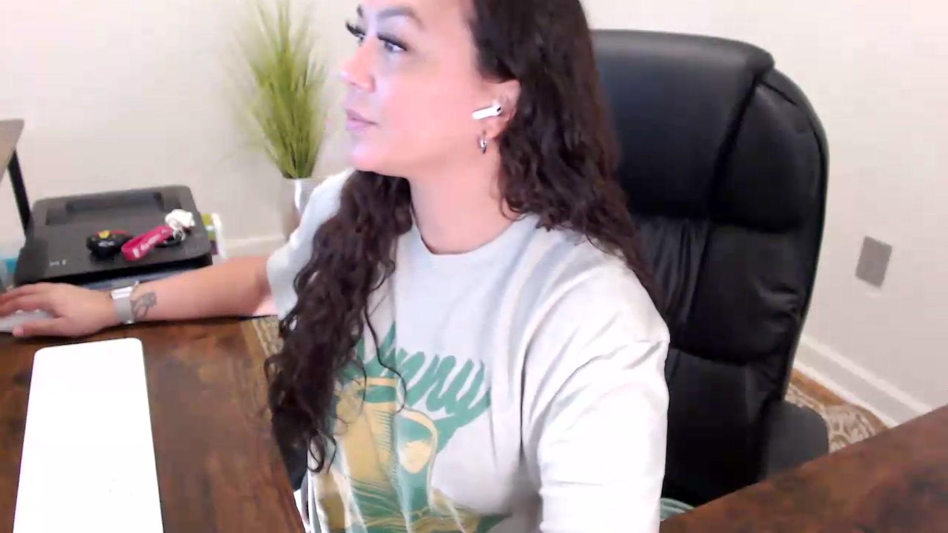 Gallery image thumbnail from MickaylaStar's myfreecams stream on, 06/02/2026, 17:07 image 12 of 20